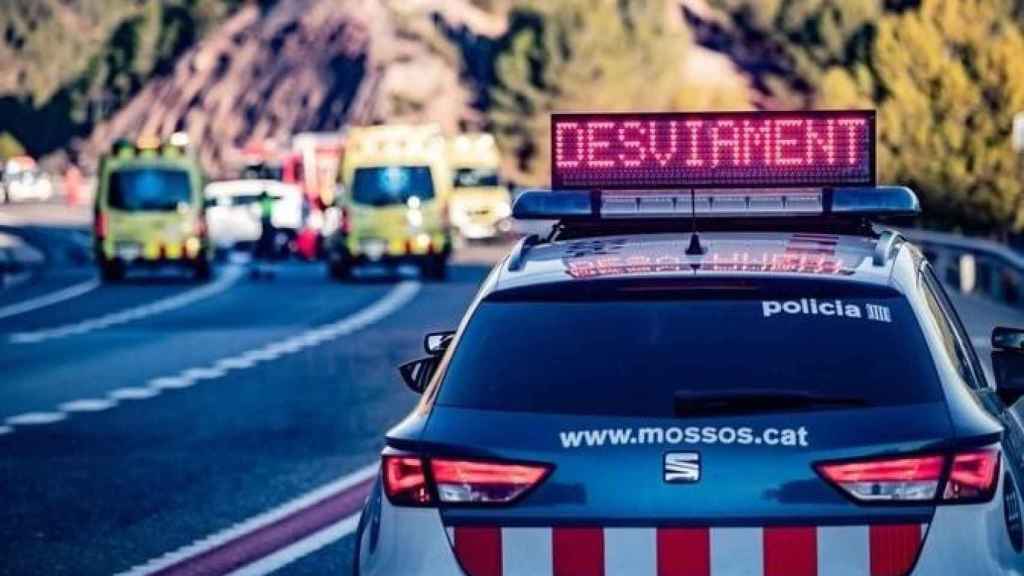 Un coche de Mossos d'Esquadra y ambulancias del Sistema d'Emergències Mèdiques (SEM) durante un accidente de tráfico en una imagen de archivo / TRÀNSIT