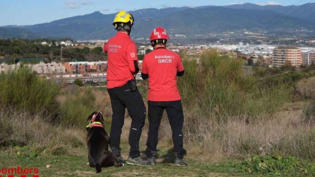 Efectivos de los Bomberos durante el operativo de búsqueda del desaparecido en Granollers / BOMBERS