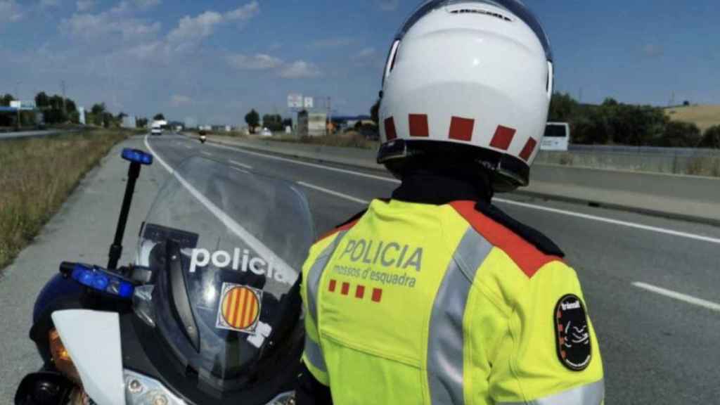 Un mosso de tráfico / MOSSOS