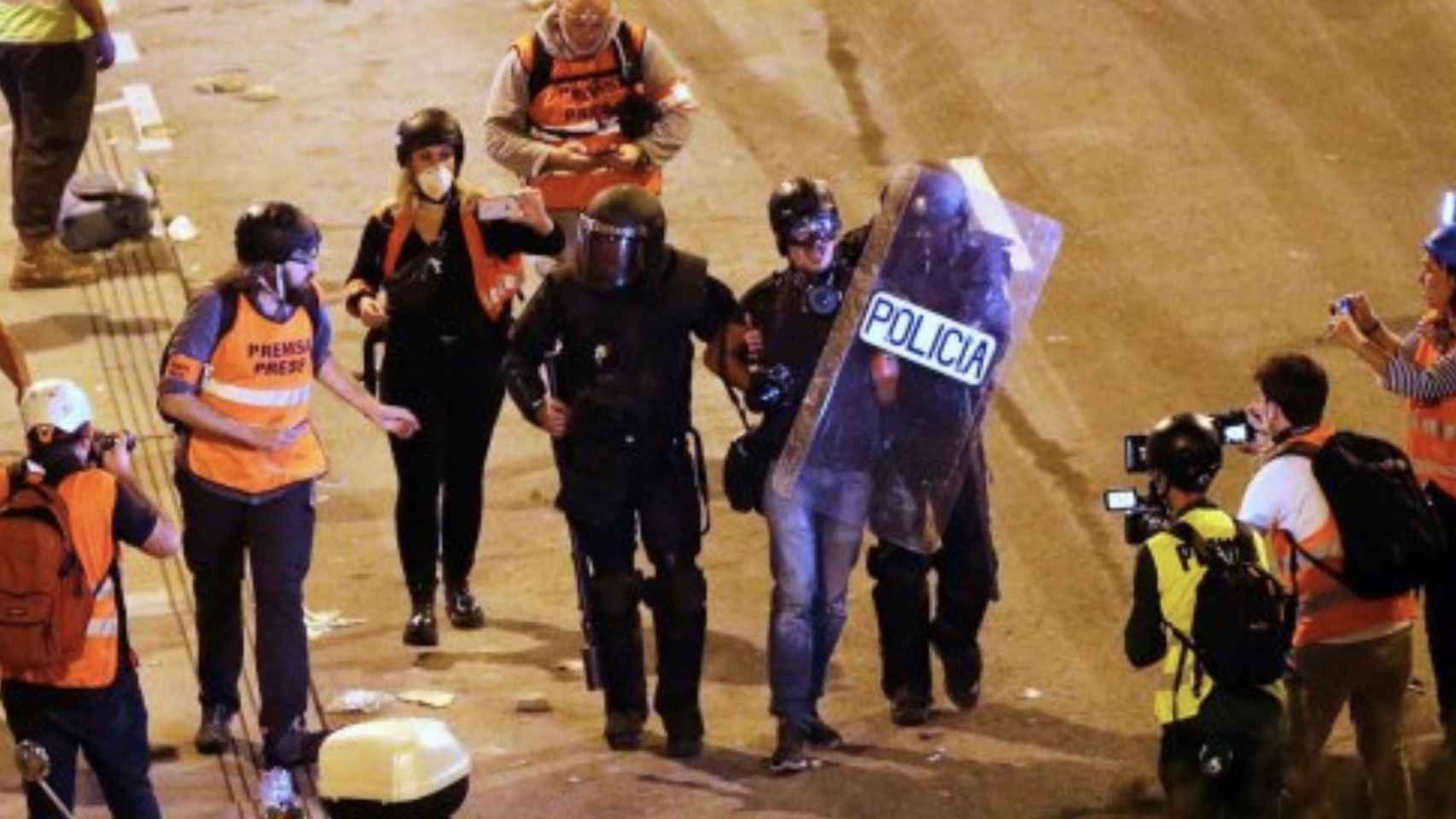 Dos policías se llevan detenido al fotoperiodista de 'El País' Albert Garcia / TONI ALBIR (EFE)