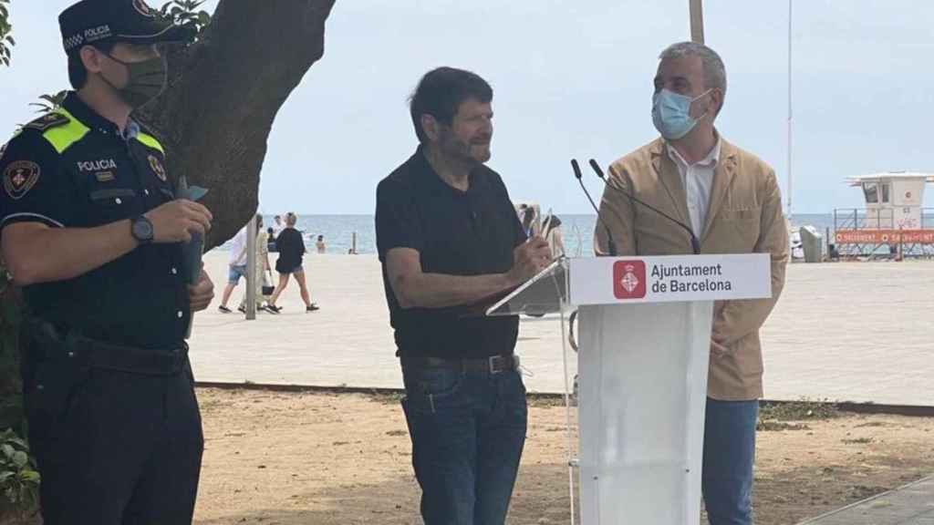 El teniente de alcalde de seguridad del Ayuntamiento de Barcelona, Albert Batlle, el primer teniente de alcalde y líder del PSC en la ciudad, Jaume Collboni y el portavoz de la Guardia Urbana e inspector Jordi Oliveres en una rueda de prensa / EP