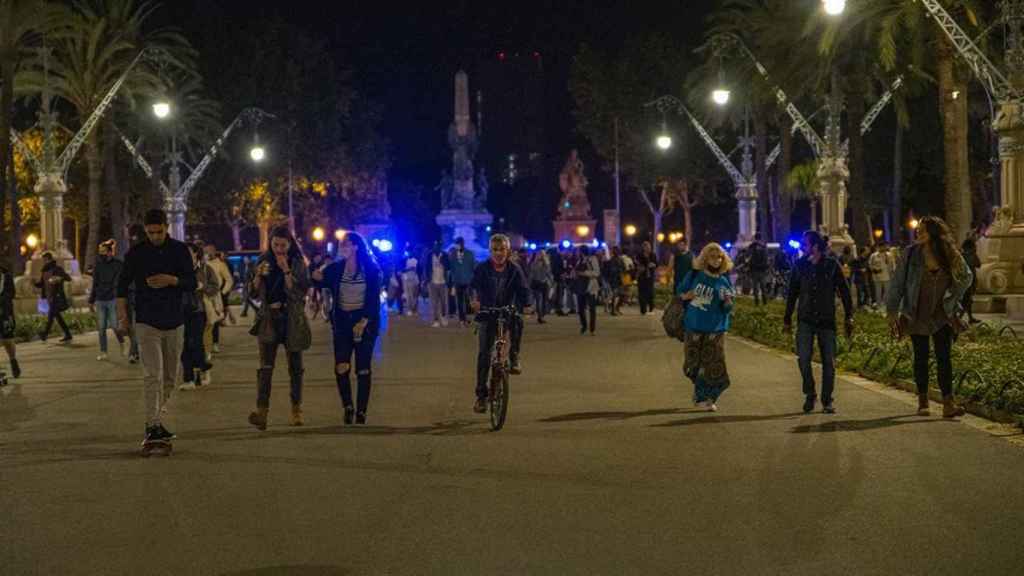 Imagen de archivo de un botellón prohibido en Barcelona / EP