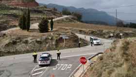 Un control de los Mossos en una carretera para controlar el cumplimiento de la normativa de movilidad / MOSSOS D'ESQUADRA