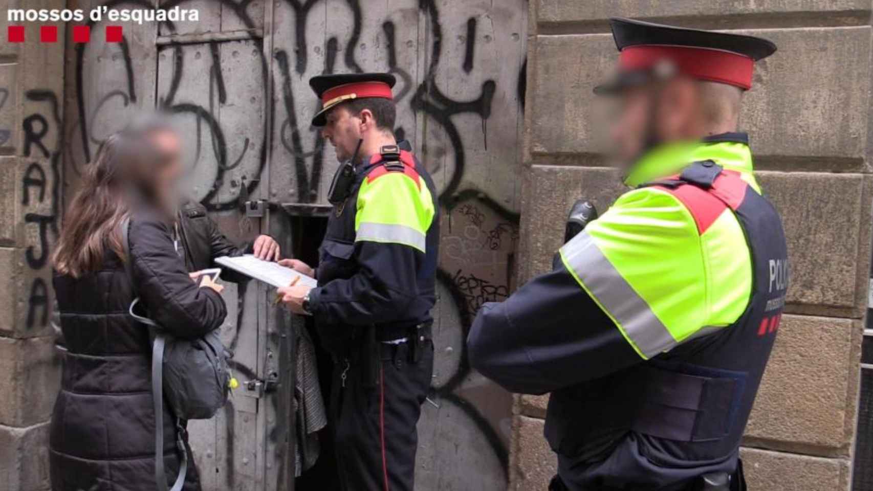 Agentes de los Mossos d'Esquadra durante una redada en Ciutat Vella / MOSSOS