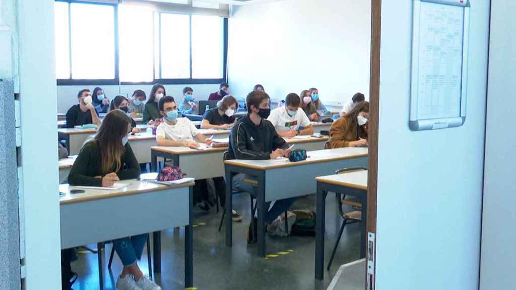 Alumnos con mascarilla en una escuela / EUROPA PRESS