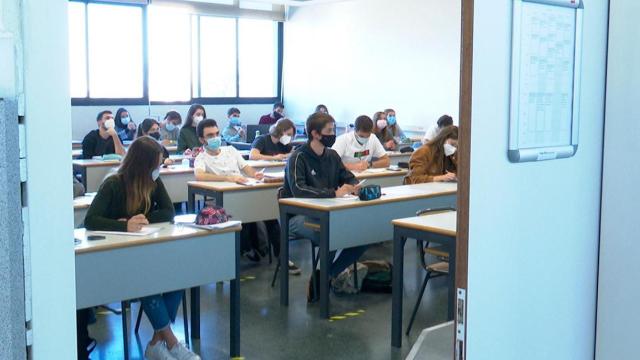Alumnos con mascarilla en una escuela / EUROPA PRESS