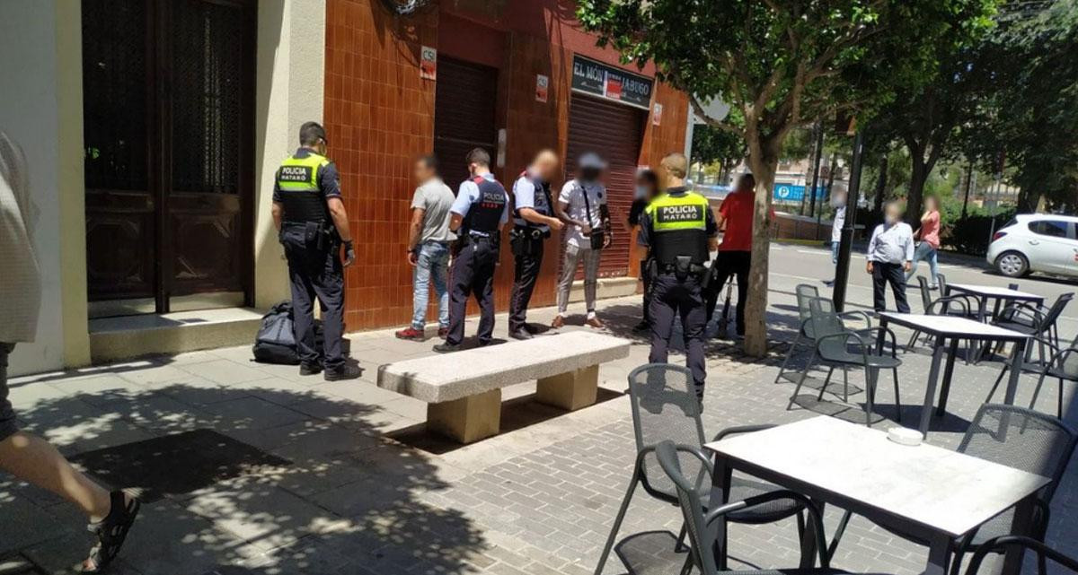 Agentes de policía y Mossos d'Esquadra arrestan al ladrón retenido por vecinos en Mataró / HELPERS