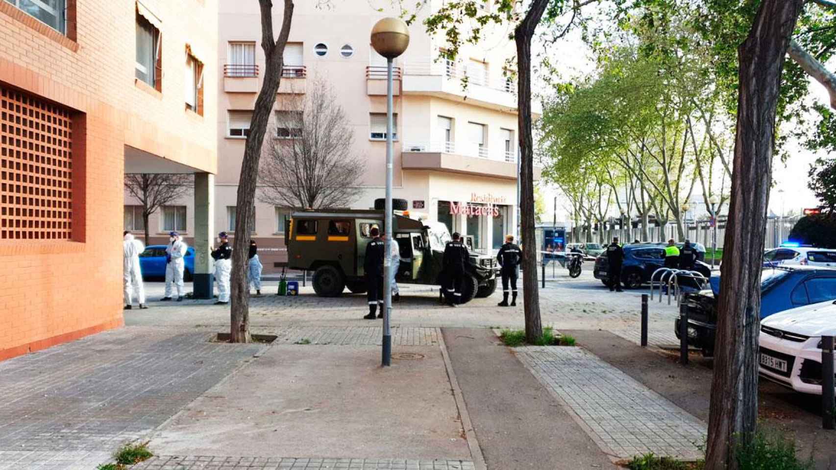 Imagen de la Unidad Militar de Emergencias desinfectando la residencia Matacàs de Sant Adrià / TWITTER