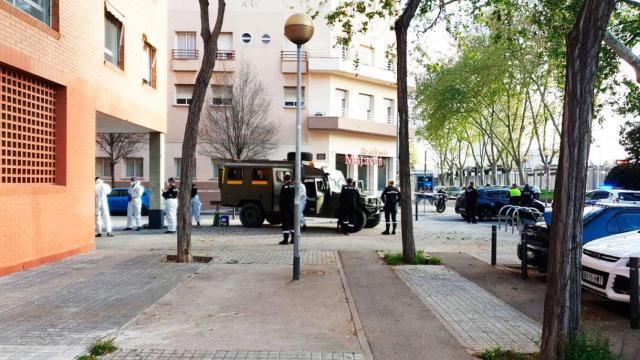 Imagen de la Unidad Militar de Emergencias desinfectando la residencia Matacàs de Sant Adrià / TWITTER