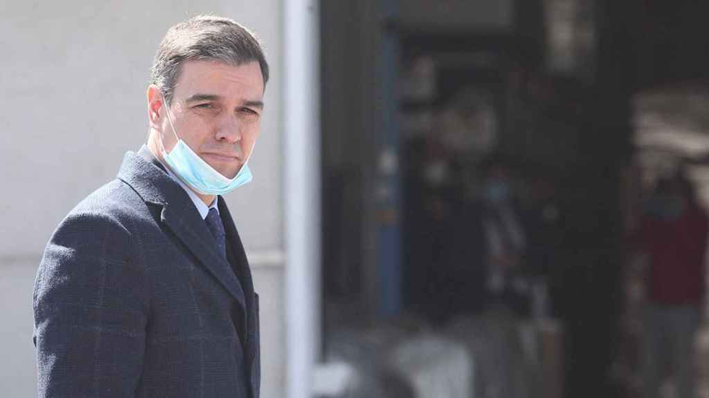 El presidente del Gobierno, Pedro Sánchez, protegido con mascarilla, ha anunciado nuevas medidas de encierro y geolocalización / EP