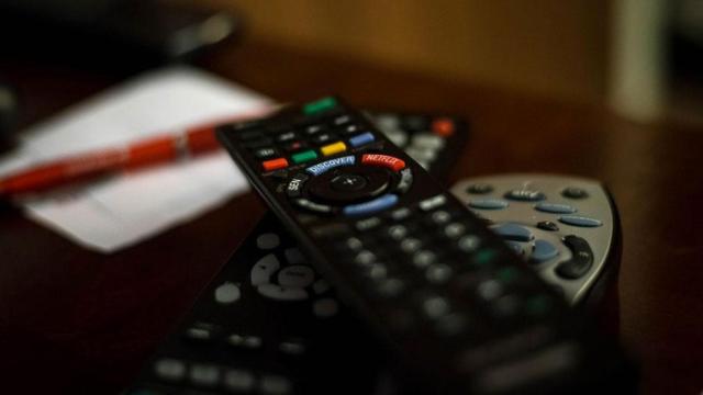 Varios mandos de televisión, necesarios para resintonizar los canales / PIXABAY