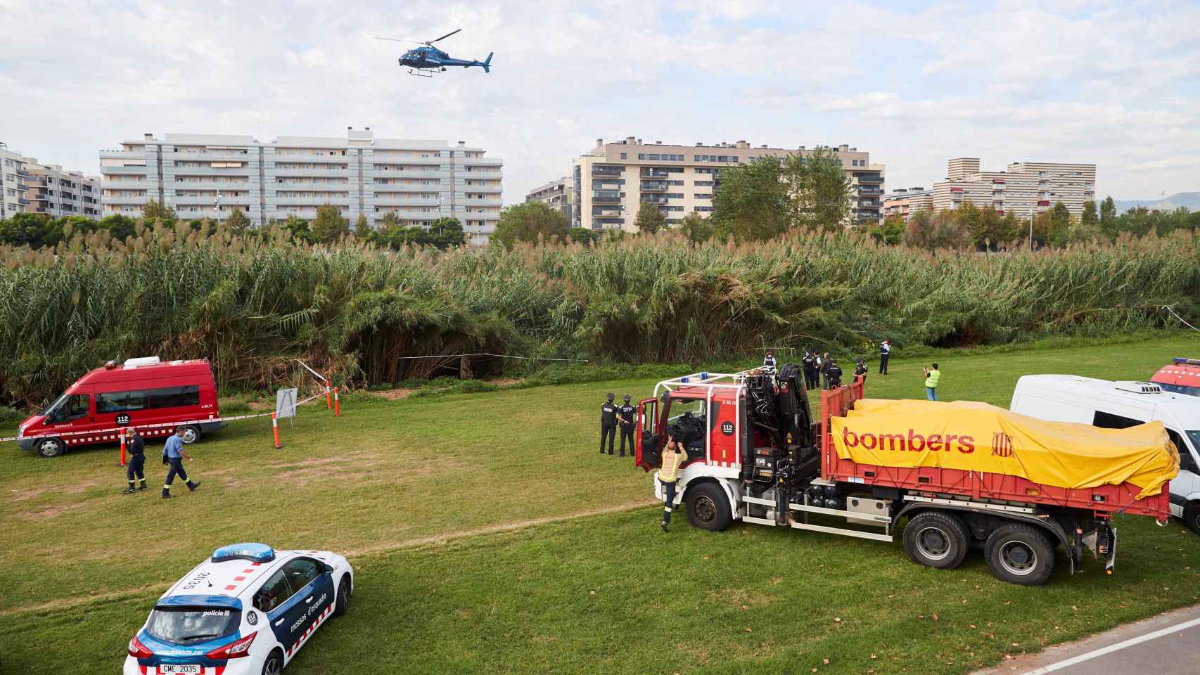 Equipos de emergencias en el Besòs mientras buscan al bebé arrojado por su padre al río y que ha aparecido muerto / EFE