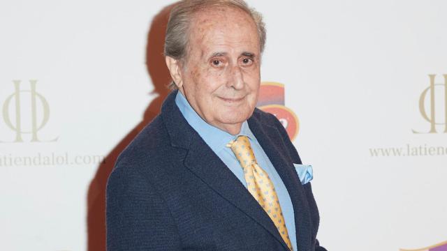 El periodista, escritor y cronista real, Jaime Peñafiel, analiza el tradicional posado de verano de los Reyes de España / EP