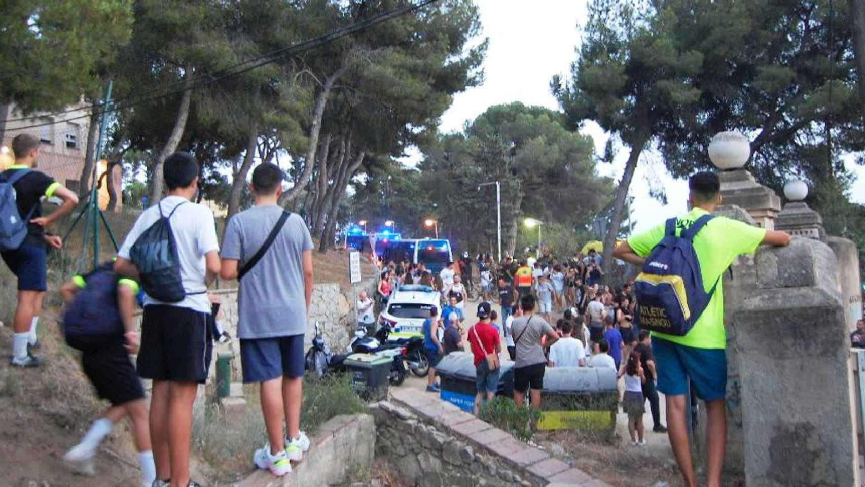 Imagen del acoso a un albergue de menores extranjeros no acompañados (mena) en El Masnou / CG