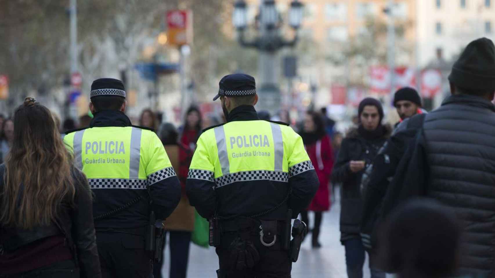 Dos agentes de la Guardia Urbana / EFE