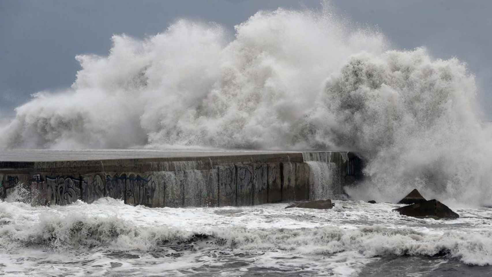 Una imagen de un fuerte oleaje en las playas de Barcelona / EFE