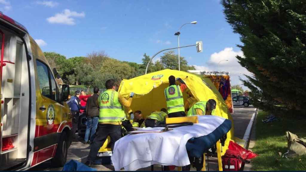 Trabajadores del SAMUR atendiendo al ciclista atropellado / TWITTER