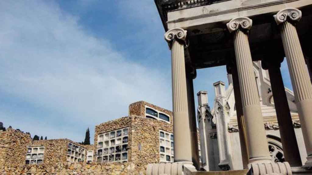 Imagen del Cementerio de Montjuïc, que el Ayuntamiento de Barcelona ha apuntalado para evitar más derrumbes / CG