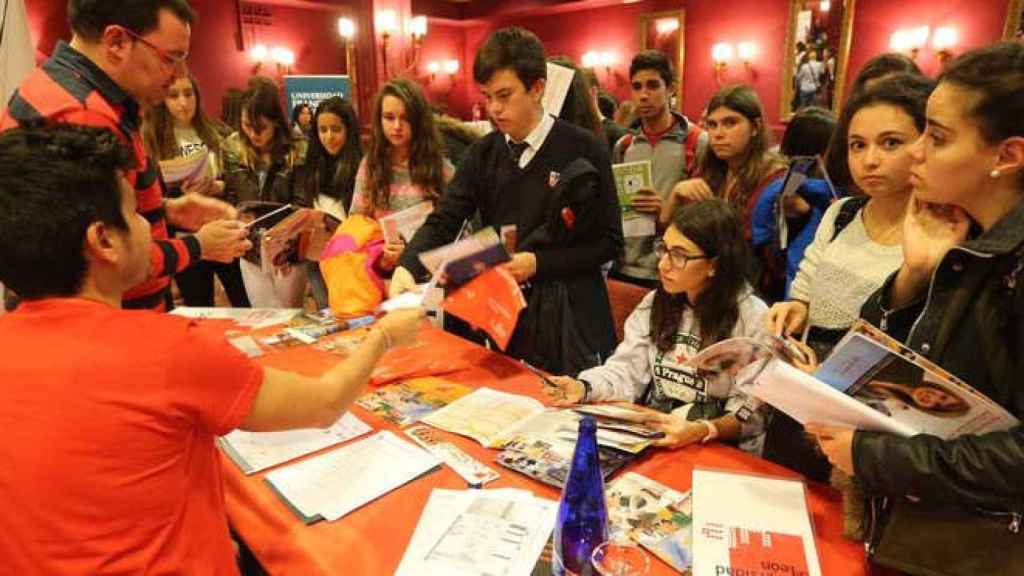 Estudiantes durante una feria de Unitour, imagen de archivo