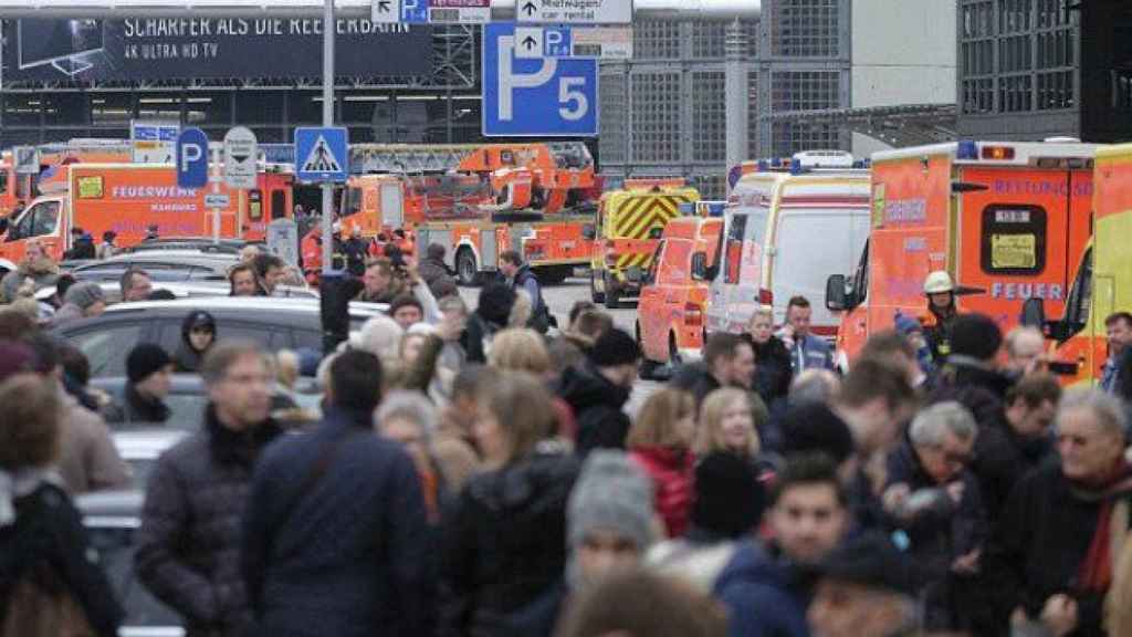 Pasajeros en el exterior del aeropuerto de Hamburgo, desalojado por alerta tóxica / EFE