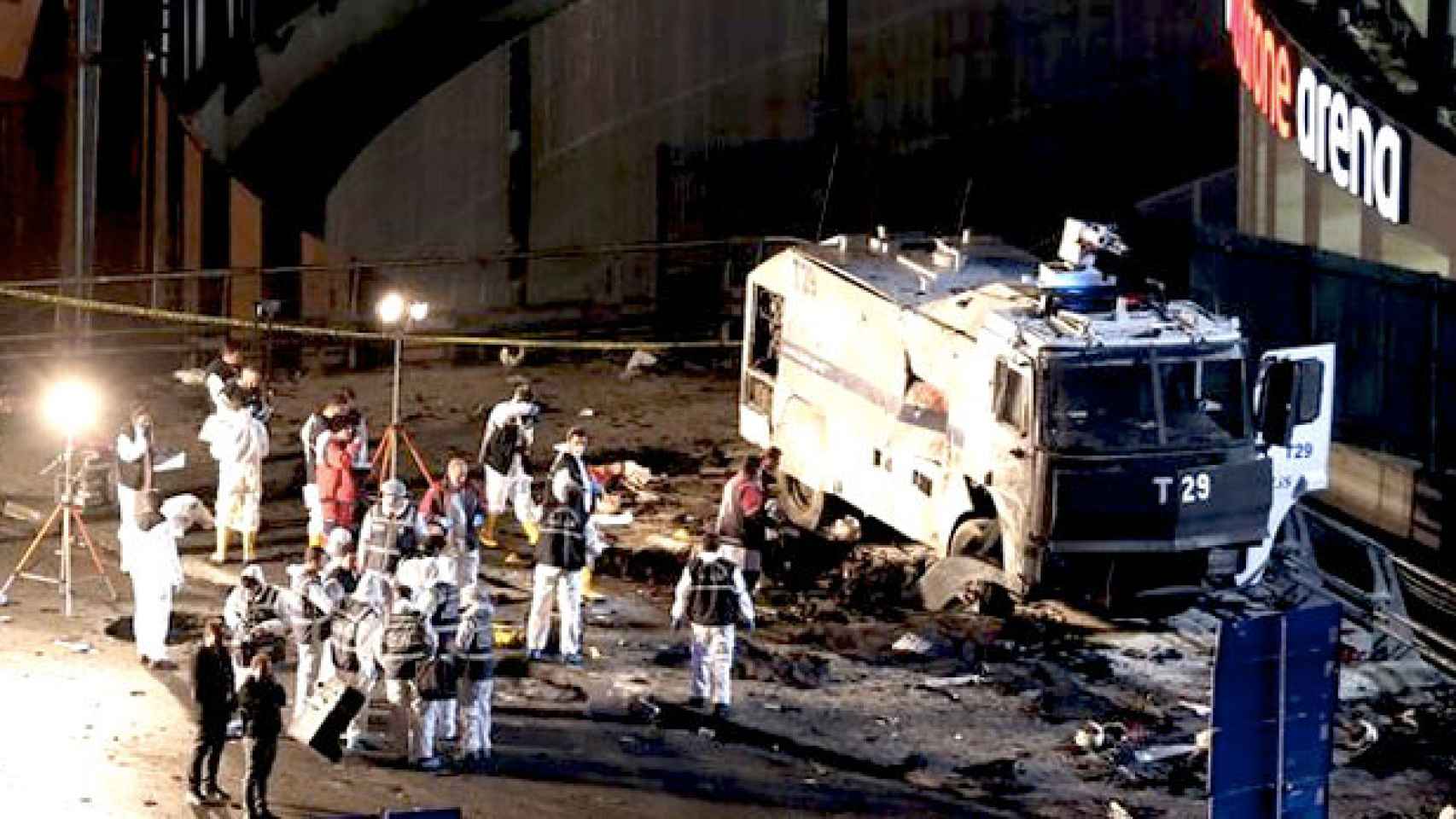 Imagen tomada por las cámaras de seguridad tras la explosión la semana pasada de un coche bomba en un estadio de fútbol de Estambul / EFE