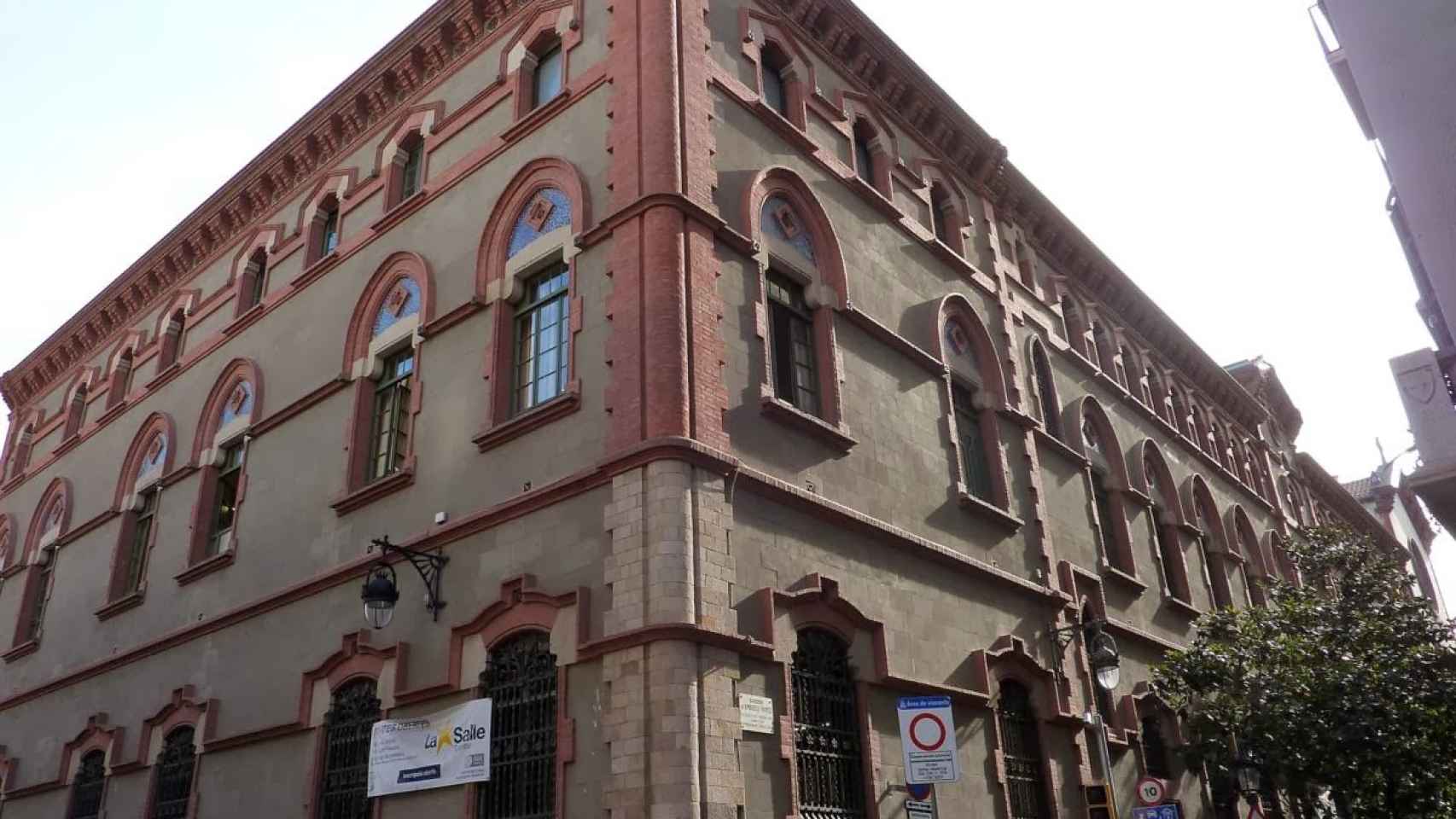 Fachada del colegio La Salle Comtal, en la calle Amadeu Vives en el barrio de Ciutat Vella de Barcelona / CG