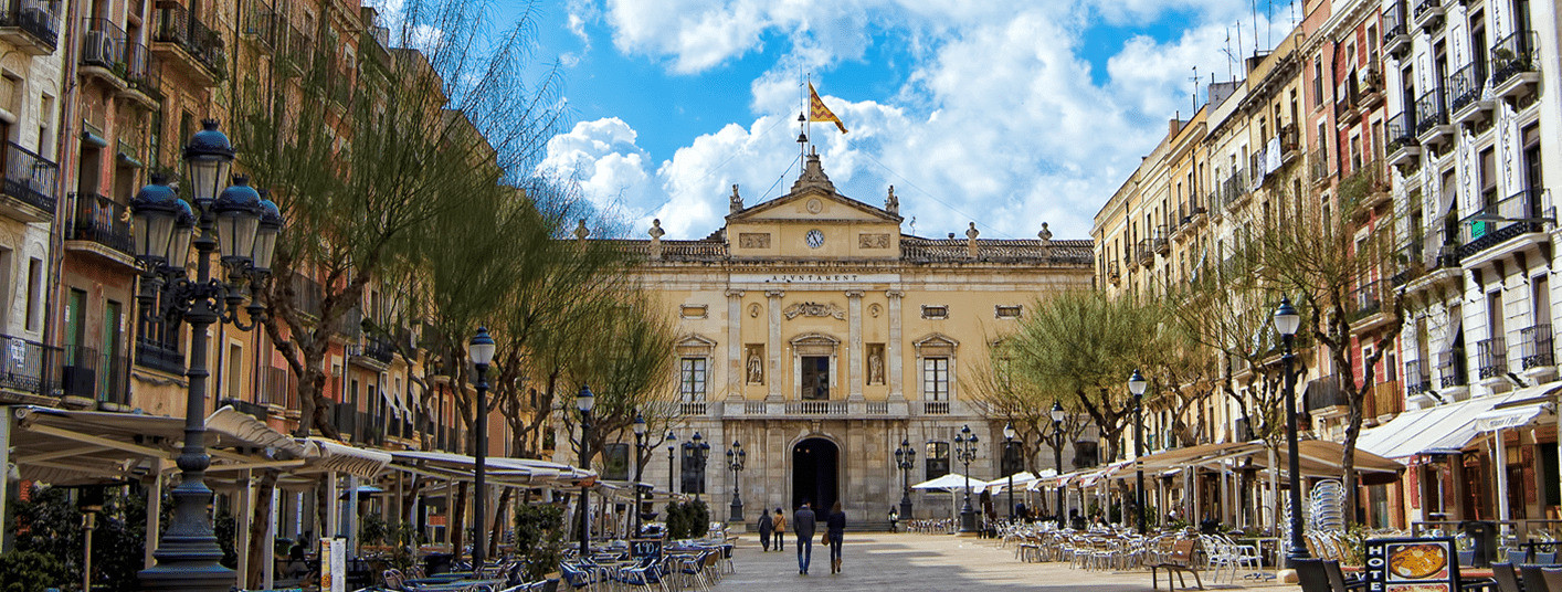 Fachada del Ayuntamiento de Tarragona desde la plaza de la Font