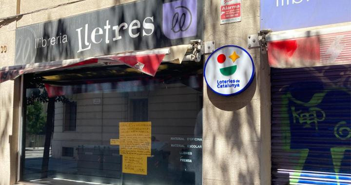 Cartel de despedida de Lurdes en la Llibreria Lletres, en la calle Carolines de Barcelona / CG