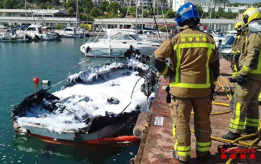 Embarcación en la que se ha iniciado el incendio / BOMBERS