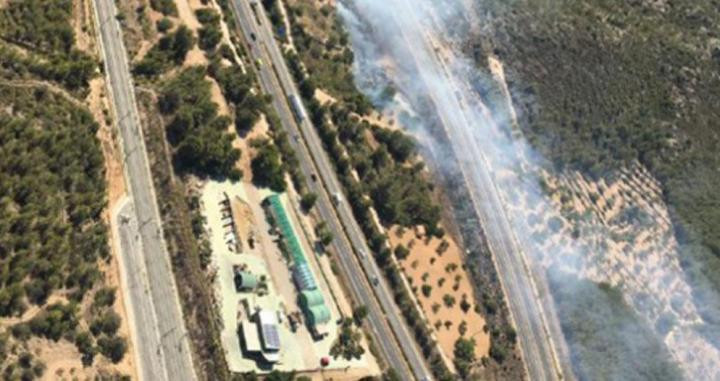 Imagen aérea del incendio / BOMBERS