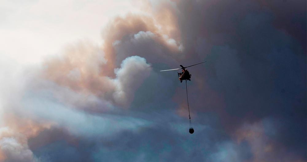 Un helicóptero de extinción en el fuego de Tarragona / EFE