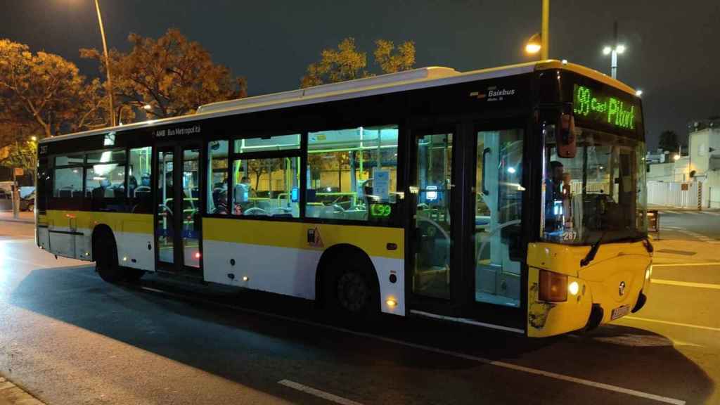 Un autobús de rotulado como Mohn que circula durante la transición de las líneas del Baix Llobregat sur a Avanza / CM