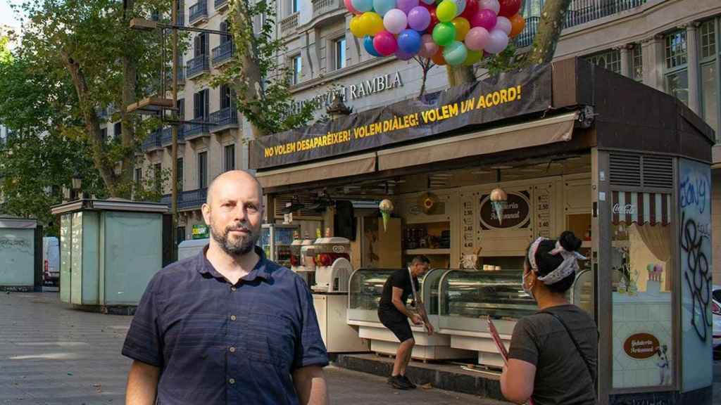 Xavier Cuenca, paradista mayoritario de las antiguas pajarerías de La Rambla, ante uno de los establecimientos que el Ayuntamiento de Barcelona prevé cerrar / DOSDE2