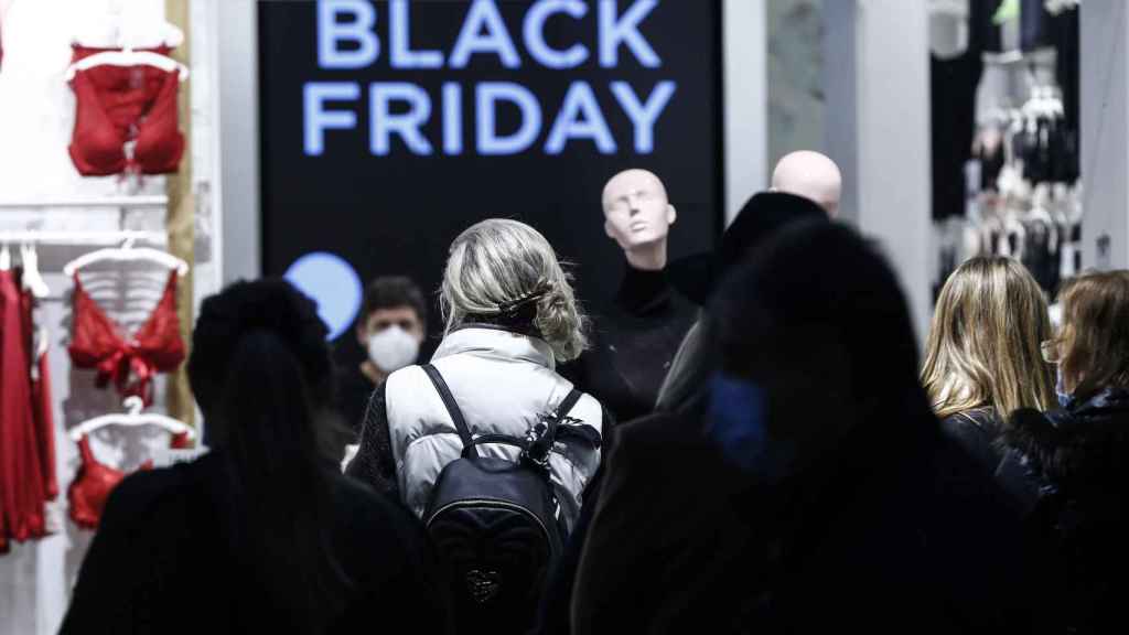 Varias personas acceden a un comercio durante el Black Friday / EP