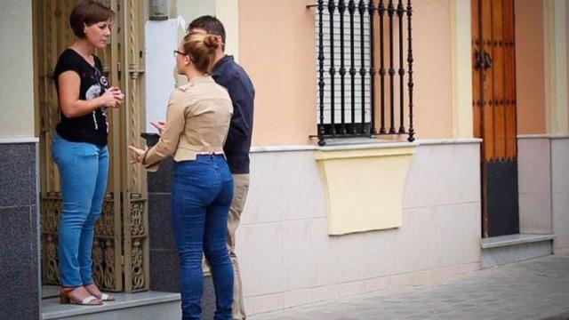 Captadores de las eléctricas, en la puerta de un domicilio particular / Facua