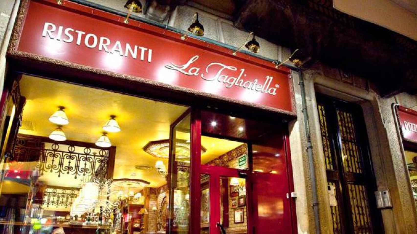 Entrada al restaurante La Tagliatella de la calle Enric Granados, Barcelona / LA TAGLIATELLA