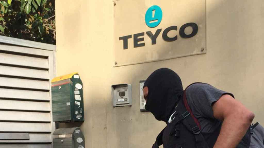 Agentes de la Guardia Civil de Tarragona en la sede de Teyco en julio de 2015 / CG