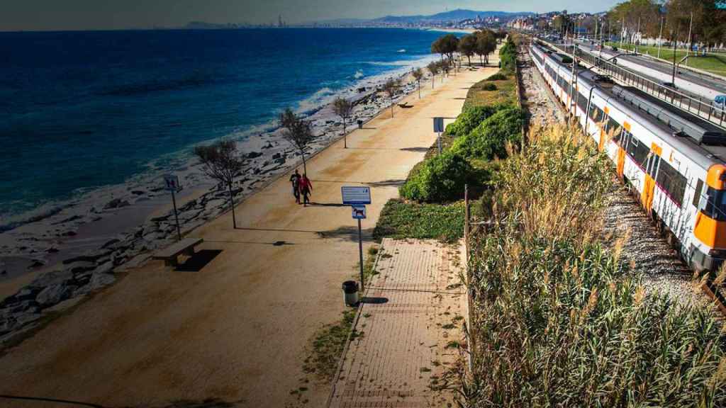 Un tren de Renfe circulando por la vía del Maresme / CG