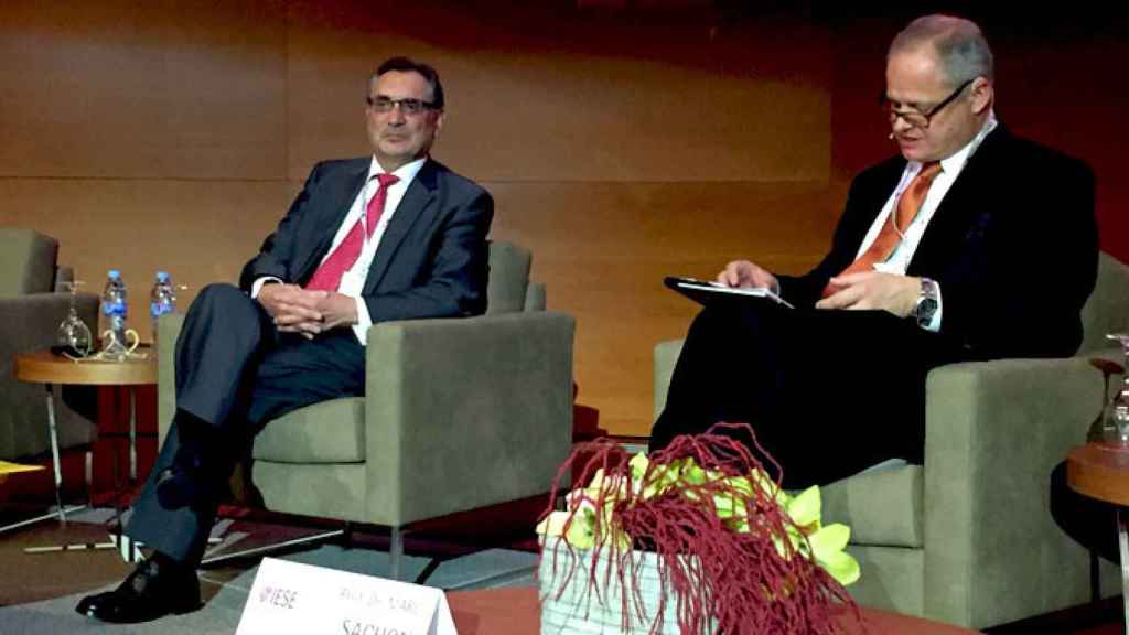 Antonio J. Cobo (i), presidente de Anfac y máximo ejecutivo de General Motors en España en el encuentro de la automoción en IESE / CG