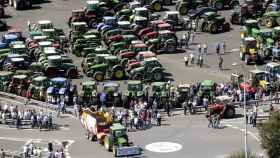 Concentración de tractores en Santiago de Compostela en una protesta contra los bajos precios de la leche