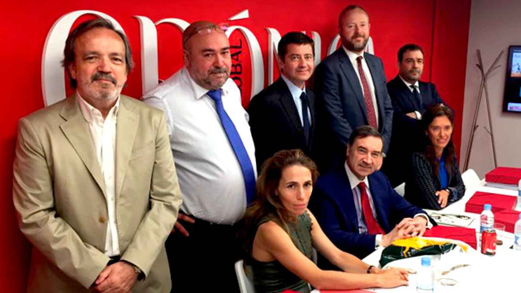 De pie y de izquierda a derecha, Joaquín Romero, Xavier Salvador, Gonzalo Baratech, Jordi Maristany y Alejandro Tercero. Sentados, Eva Moll, Pedro J. Ramírez y Soledad Iess. / FOTO CG