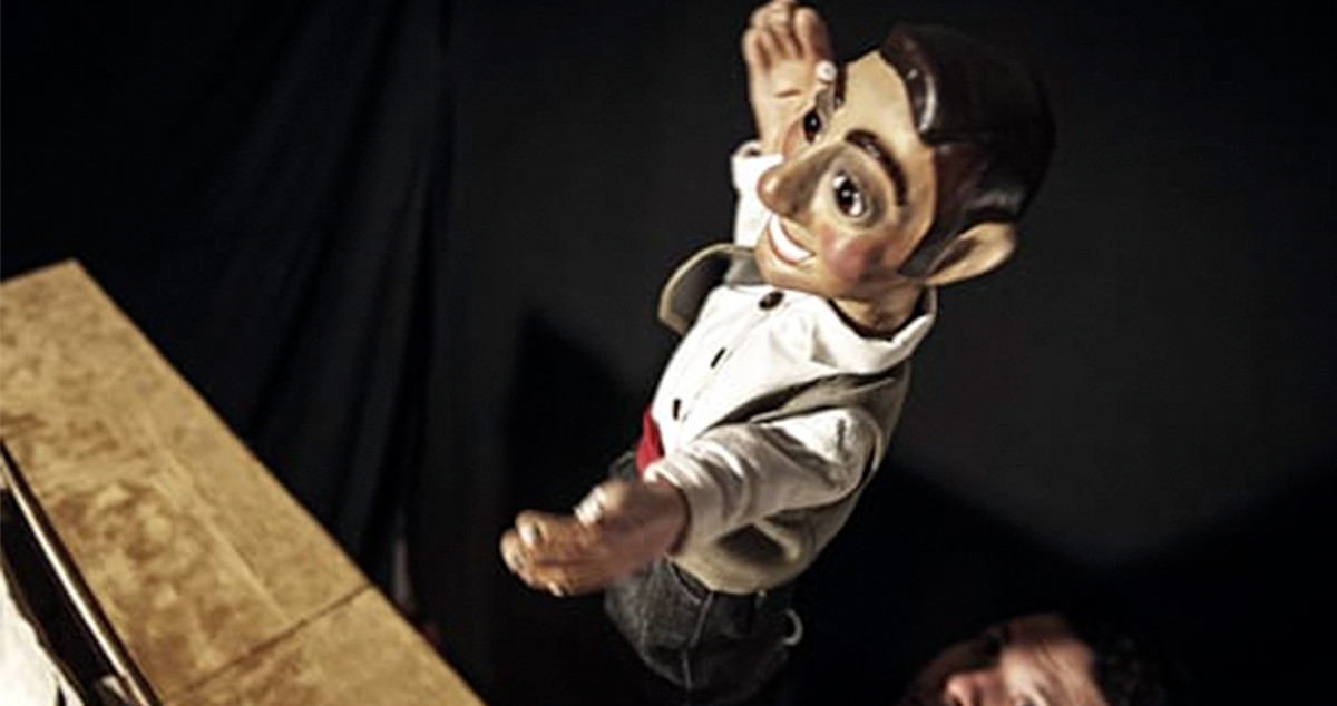 Néstor Navarro, de La Puntual, manipula a 'Pipa', uno de sus personajes / CEDIDA