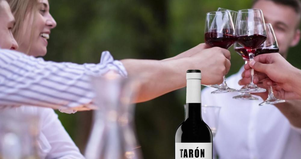 Jóvenes brindan con un Tarón / BODEGAS TARÓN