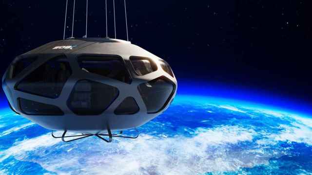 Una imagen de la cápsula EOS-X Space, una de las empresas que enviará turistas al espacio, con la tierra de fondo / EOS X