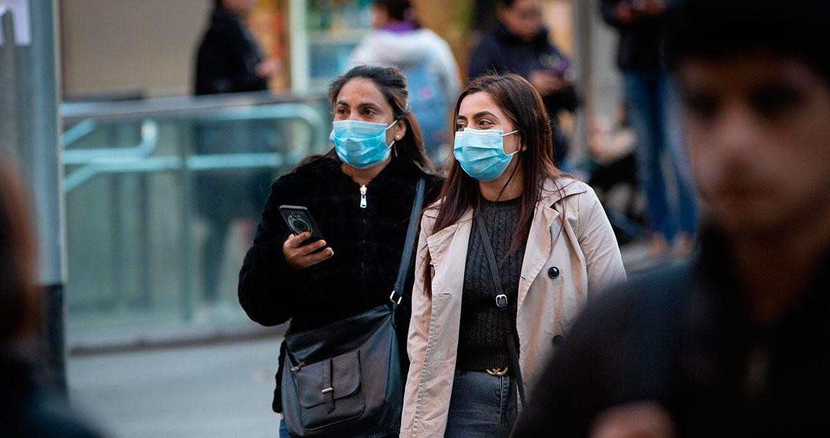 Dos mujeres pasean por la calle con mascarillas / EP