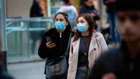 Dos mujeres pasean por la calle con mascarillas / EP