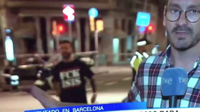 El joven con la camiseta 'FCK ISIS' en la televisión