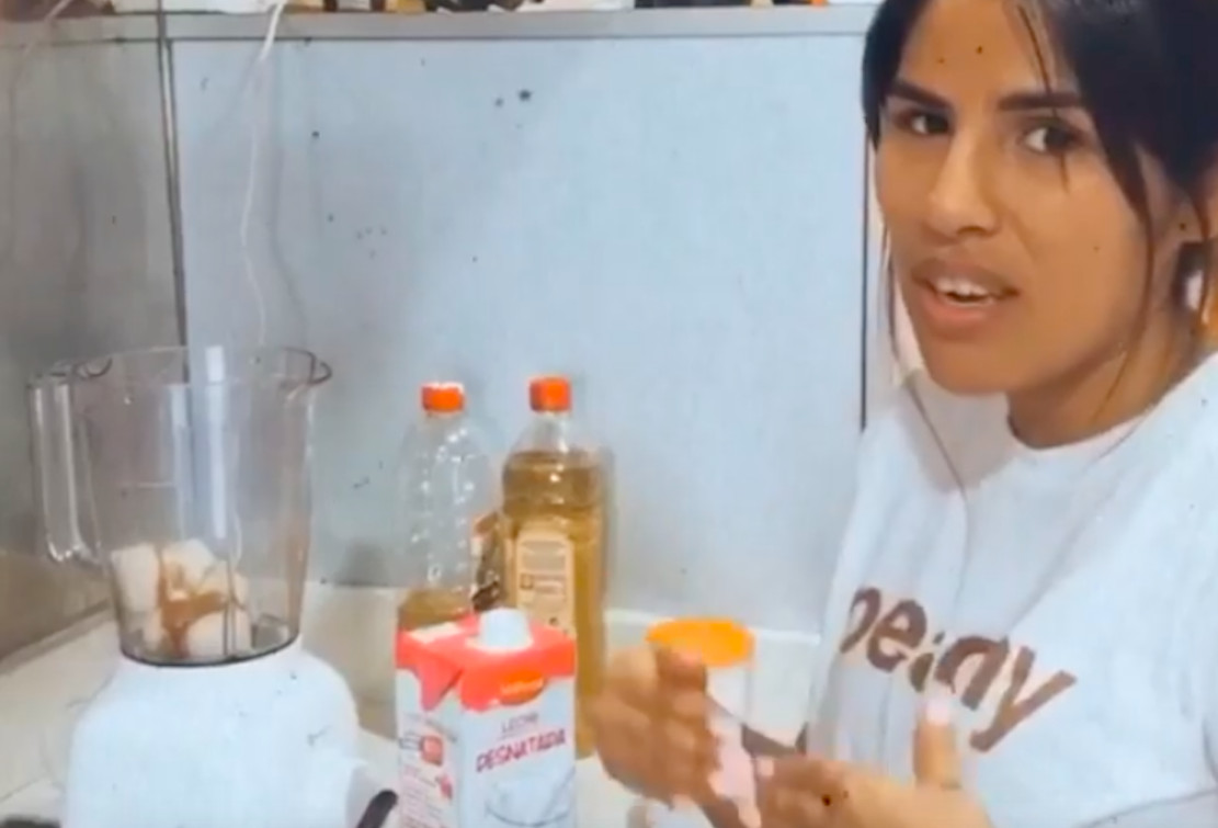 Chabelita en la cocina de su casa preparándose un batido energético para merendar / INSTAGRAM