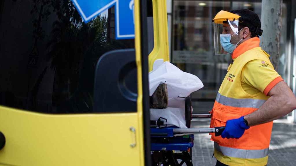 Un técnico del Sistema de Emergencias Médicas (SEM) mete una camilla en una ambulancia / PAU VENTEO - EUROPA PRESS