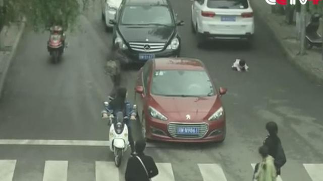 La niña permaneció agachada y pudo sobrevivir al paso de los coches